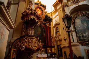 Kuks, Doğu Bohemya, Çek Cumhuriyeti, 10 Temmuz 2021: Barok kalesi ve hastane Kuks, Kutsal Üçleme Kilisesi 'nin tarihi iç mimarisi, altın işlemeli barok sunağı.