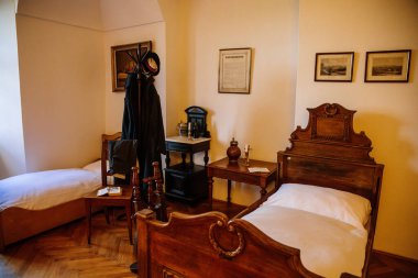 Kuks, Doğu Bohemya, Çek Cumhuriyeti, 10 Temmuz 2021: Barok kalesi ve hastanesi Kuks, tarihi müze, hasta odası, ahşap yatak, masa ve sandalyeler, Vintage tıbbi geçmişi.