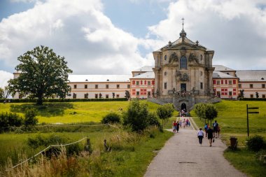 Kuks, Doğu Bohemya, Çek Cumhuriyeti, 10 Temmuz 2021: Devlet barok kalesi ve hastane Kuks bahçe ve Braun heykelleri, şatolu güzel kompleks ve güneşli yaz gününde Kutsal Üçlü Kilise