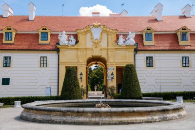 Valtice kalesi, Güney Moravya, Çek Cumhuriyeti, 04 Temmuz 2021: Barok eski tarihi konutlar, güneşli yaz gününde popüler seyahat yerleri, UNESCO dünya mirası, süs bahçesindeki heykeller.