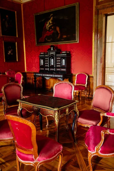 2021年7月4日 捷克共和国 南摩拉维亚 瓦尔丁 城堡内饰有巴洛克木雕家具 红色沙龙 镶嵌有镀金的桌子 装有回旋门的主席团 木制分泌物 — 图库照片