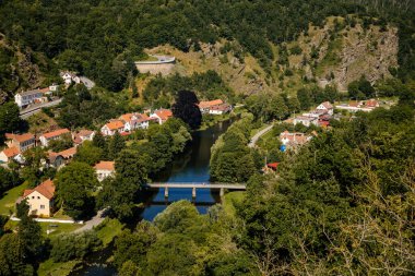 Vranov nad dyji, Güney Moravya, Çek Cumhuriyeti, 03 Temmuz 2021: nehir kıyısındaki ortaçağ kasabası, Gotik, Rönesans ve barok tarihi yapılara sahip Dar resim caddesi yaz güneşli bir günde.