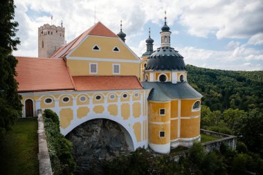 Vranov nad dyji, Güney Moravya, Çek Cumhuriyeti, 3 Temmuz 2021: barok ve gotik şato, güneşli yaz gününde tepede Kutsal Üçlü Şapeli, mavi gökyüzüne karşı taş kule..