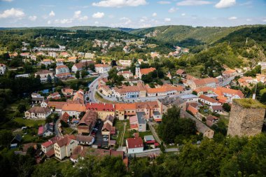 Vranov nad dyji, Güney Moravya, Çek Cumhuriyeti, 03 Temmuz 2021: nehir kıyısındaki ortaçağ kasabası, Gotik, Rönesans ve barok tarihi yapılara sahip Dar resim caddesi yaz güneşli bir günde.