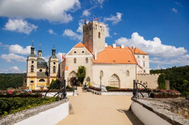 Vranov nad dyji, Güney Moravya, Çek Cumhuriyeti, 3 Temmuz 2021: barok ve gotik şato, güneşli yaz gününde tepede Kutsal Üçlü Şapeli, mavi gökyüzüne karşı taş kule..