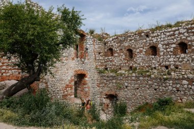 Pavlov, Güney Moravya, Çek Cumhuriyeti, 05 Temmuz 2021: Ortaçağ taş kalıntıları Devicky veya Kız Kaleleri, St. Jacob Yolu, güneşli yaz günü, antik gotik kale, Palava bölgesi, tepedeki kale.