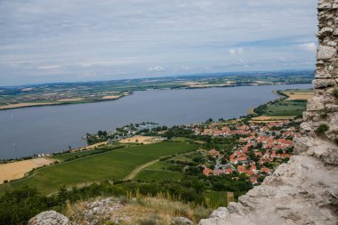 Pavlov, Güney Moravya Bölgesi, Çek Cumhuriyeti, 05 Temmuz 2021: Su İşleri Nove Mlyny Novomlynska rezervuarı, Palava bölgesi, Devicky veya Girls 'ün güneşli yaz günündeki kalelerinden panoramik manzara.