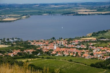 Pavlov, Güney Moravya Bölgesi, Çek Cumhuriyeti, 05 Temmuz 2021: Su İşleri Nove Mlyny Novomlynska rezervuarı, Palava bölgesi, Devicky veya Girls 'ün güneşli yaz günündeki kalelerinden panoramik manzara.