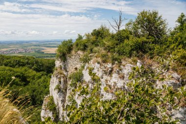 Klentnice, Güney Moravya, Çek Cumhuriyeti, 05 Temmuz 2021: Ortaçağ Yetimleri Kalesi ya da Sirotci Hradek Kalesi, güneşli yaz gününde St. Jacob Yolu, Gotik kale, Palava Bölgesi 'ndeki tepenin üzerinde kale.