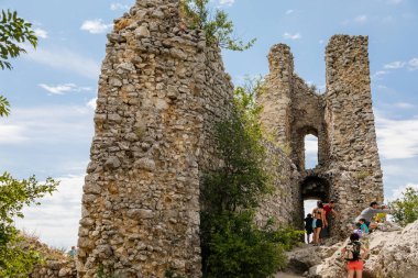 Klentnice, Güney Moravya, Çek Cumhuriyeti, 05 Temmuz 2021: Ortaçağ Yetimleri Kalesi ya da Sirotci Hradek Kalesi, güneşli yaz gününde St. Jacob Yolu, Gotik kale, Palava Bölgesi 'ndeki tepenin üzerinde kale.