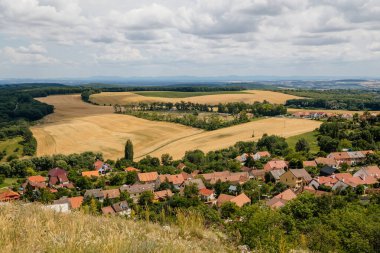 Mikulov, Güney Moravya Bölgesi, Çek Cumhuriyeti, 05 Temmuz 2021: buğday tarlaları ve üzüm bağları, güneşli yaz gününde St. Jacob Yolu 'ndaki tepeler, panoramik manzara, turizm beldesi, Palava.