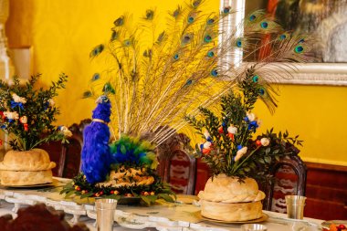 Jaromerice nad Rokytnou, Çek Cumhuriyeti, 06 Temmuz 2021: Barok ahşap oymalı mobilyalar, set masalı yemek odası, tavus kuşu tüyü pastası, beyaz seramik seramik kaplama.