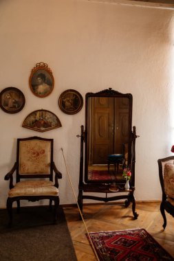 Jaromerice nad Rokytnou, Bohemya, Çek Cumhuriyeti, 06 Temmuz 2021: Barok ahşap oymalı mobilyalar, gardıroplı yatak odası, aynalı bayanlar, parfüm ve kozmetik makyaj masası.