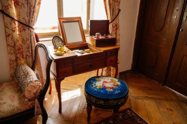 Jaromerice nad Rokytnou, Bohemya, Çek Cumhuriyeti, 06 Temmuz 2021: Barok ahşap oymalı mobilyalar, gardıroplı yatak odası, aynalı bayanlar, parfüm ve kozmetik makyaj masası.