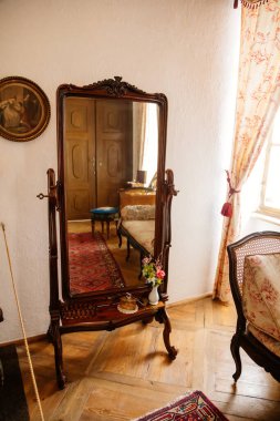 Jaromerice nad Rokytnou, Bohemya, Çek Cumhuriyeti, 06 Temmuz 2021: Barok ahşap oymalı mobilyalar, gardıroplı yatak odası, aynalı bayanlar, parfüm ve kozmetik makyaj masası.