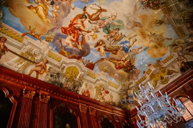 Jaromerice nad Rokytnou, Çek Cumhuriyeti, 06 Temmuz 2021: Barok ahşap oymalı mobilyalar ile kale içi, ahşap panelli büyük salon, duvarlarda resimler, renkli fresklerle boyanmış tavan.