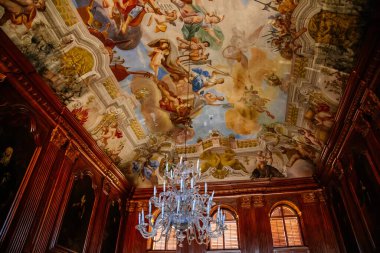 Jaromerice nad Rokytnou, Çek Cumhuriyeti, 06 Temmuz 2021: Barok ahşap oymalı mobilyalar ile kale içi, ahşap panelli büyük salon, duvarlarda resimler, renkli fresklerle boyanmış tavan.