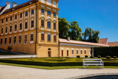 Jaromerice nad Rokytnou, Bohemya, Çek Cumhuriyeti, 06 Temmuz 2021: Parklı Barok romantik şatosu, yazın güneşli bir günde ortaçağ rönesans kalesi, bahçedeki yeşil çalılar geometrik olarak budanmış.