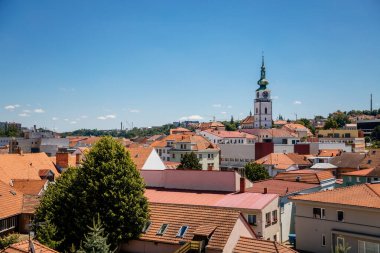 Trebiç, Bohemya, Çek Cumhuriyeti, 06 Temmuz 2021: Güneşli yaz gününde St. Martina Kilisesi, tarihi merkez, Rönesans ve barok ortaçağ kentlerinde renkli binaları bulunan dar resimli cadde.