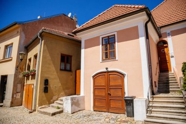 Trebiç, Bohemya, Çek Cumhuriyeti, 06 Temmuz 2021: Güneşli yaz gününde, ortaçağ kenti, rönesans ve barok tarihi binalarda renkli binalarla dolu dar bir sokak.