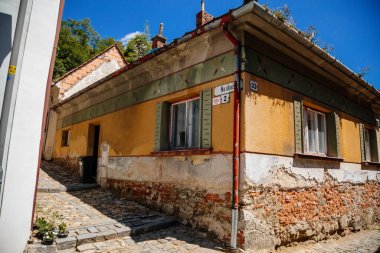 Trebiç, Bohemya, Çek Cumhuriyeti, 06 Temmuz 2021: Güneşli yaz gününde, ortaçağ kenti, rönesans ve barok tarihi binalarda renkli binalarla dolu dar bir sokak.