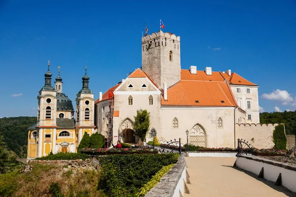 Vranov nad dyji, Güney Moravya, Çek Cumhuriyeti, 3 Temmuz 2021: barok ve gotik şato, güneşli yaz gününde tepede Kutsal Üçlü Şapeli, mavi gökyüzüne karşı taş kule..