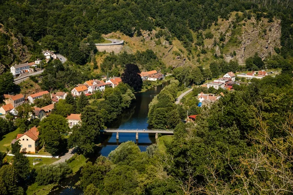 Vranov nad dyji, Güney Moravya, Çek Cumhuriyeti, 03 Temmuz 2021: nehir kıyısındaki ortaçağ kasabası, Gotik, Rönesans ve barok tarihi yapılara sahip Dar resim caddesi yaz güneşli bir günde.