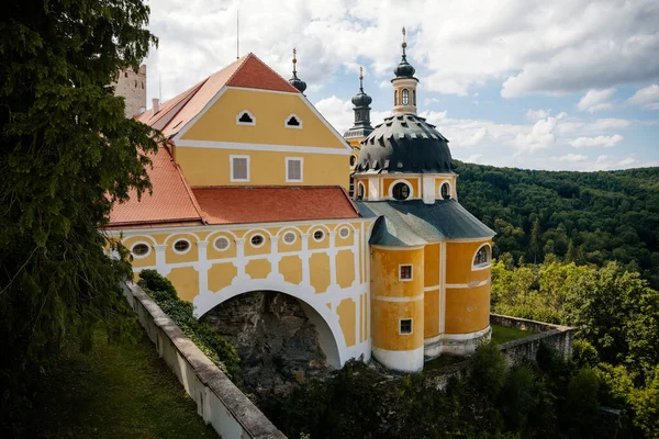 Vranov nad dyji, Güney Moravya, Çek Cumhuriyeti, 3 Temmuz 2021: barok ve gotik şato, güneşli yaz gününde tepede Kutsal Üçlü Şapeli, mavi gökyüzüne karşı taş kule..