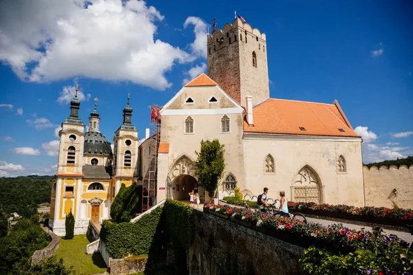 Vranov nad dyji, Güney Moravya, Çek Cumhuriyeti, 3 Temmuz 2021: barok ve gotik şato, güneşli yaz gününde tepede Kutsal Üçlü Şapeli, mavi gökyüzüne karşı taş kule..