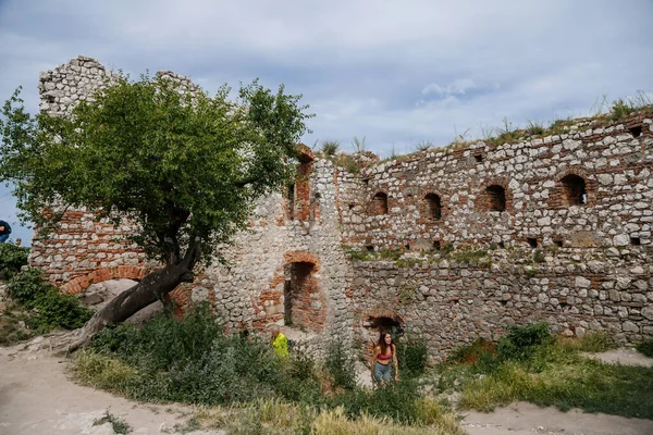 Pavlov, Güney Moravya, Çek Cumhuriyeti, 05 Temmuz 2021: Ortaçağ taş kalıntıları Devicky veya Kız Kaleleri, St. Jacob Yolu, güneşli yaz günü, antik gotik kale, Palava bölgesi, tepedeki kale.