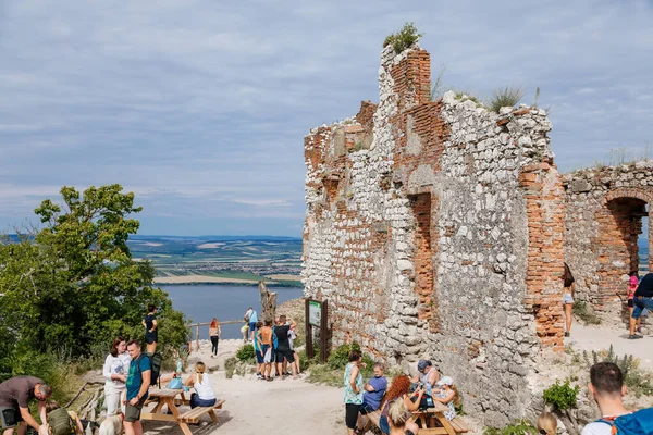 Pavlov, Güney Moravya, Çek Cumhuriyeti, 05 Temmuz 2021: Ortaçağ taş kalıntıları Devicky veya Kız Kaleleri, St. Jacob Yolu, güneşli yaz günü, antik gotik kale, Palava bölgesi, tepedeki kale.