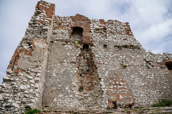 パブロフ 南モラヴィア チェコ共和国 2021年7月5日 中世の石の遺跡デヴィッキーや女の子の城 聖ヤコブの道 晴れた夏の日 古代ゴシック様式の要塞 丘の上の要塞 パラヴァ地域 — ストック写真