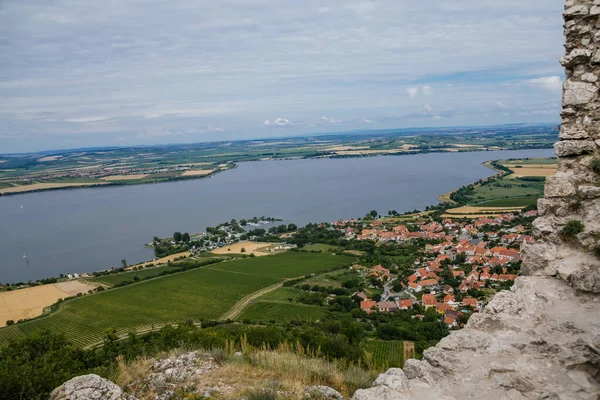 Pavlov, Güney Moravya Bölgesi, Çek Cumhuriyeti, 05 Temmuz 2021: Su İşleri Nove Mlyny Novomlynska rezervuarı, Palava bölgesi, Devicky veya Girls 'ün güneşli yaz günündeki kalelerinden panoramik manzara.