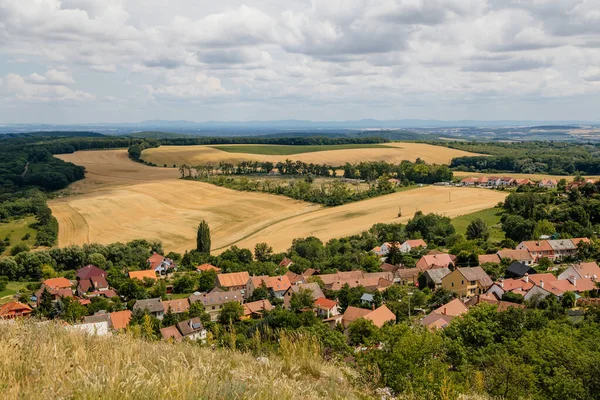 Mikulov, Güney Moravya Bölgesi, Çek Cumhuriyeti, 05 Temmuz 2021: buğday tarlaları ve üzüm bağları, güneşli yaz gününde St. Jacob Yolu 'ndaki tepeler, panoramik manzara, turizm beldesi, Palava.