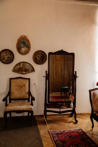 Jaromerice nad Rokytnou, Bohemya, Çek Cumhuriyeti, 06 Temmuz 2021: Barok ahşap oymalı mobilyalar, gardıroplı yatak odası, aynalı bayanlar, parfüm ve kozmetik makyaj masası.