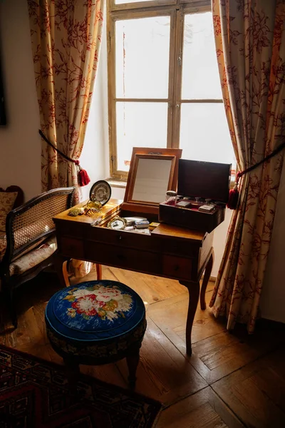 Jaromerice nad Rokytnou, Bohemya, Çek Cumhuriyeti, 06 Temmuz 2021: Barok ahşap oymalı mobilyalar, gardıroplı yatak odası, aynalı bayanlar, parfüm ve kozmetik makyaj masası.