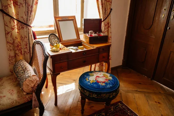 Jaromerice nad Rokytnou, Bohemya, Çek Cumhuriyeti, 06 Temmuz 2021: Barok ahşap oymalı mobilyalar, gardıroplı yatak odası, aynalı bayanlar, parfüm ve kozmetik makyaj masası.