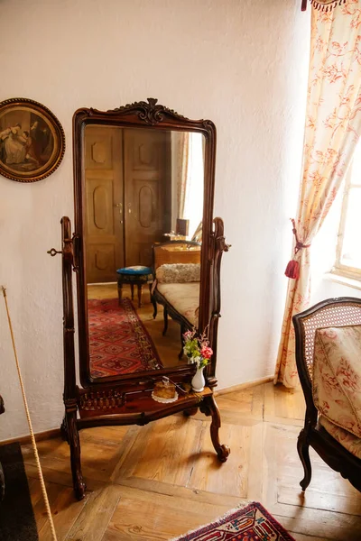 Jaromerice nad Rokytnou, Bohemya, Çek Cumhuriyeti, 06 Temmuz 2021: Barok ahşap oymalı mobilyalar, gardıroplı yatak odası, aynalı bayanlar, parfüm ve kozmetik makyaj masası.