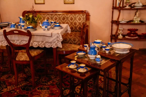 Jaromerice nad Rokytnou, Çek Cumhuriyeti, 06 Temmuz 2021: Barok ahşap oymalı mobilyalar, kanepe ve yumuşak koltuklar, masada porselen çay seti, yaldızlı çerçeveli tablolar.