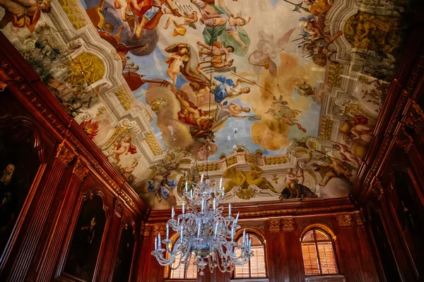 Jaromerice nad Rokytnou, Çek Cumhuriyeti, 06 Temmuz 2021: Barok ahşap oymalı mobilyalar ile kale içi, ahşap panelli büyük salon, duvarlarda resimler, renkli fresklerle boyanmış tavan.