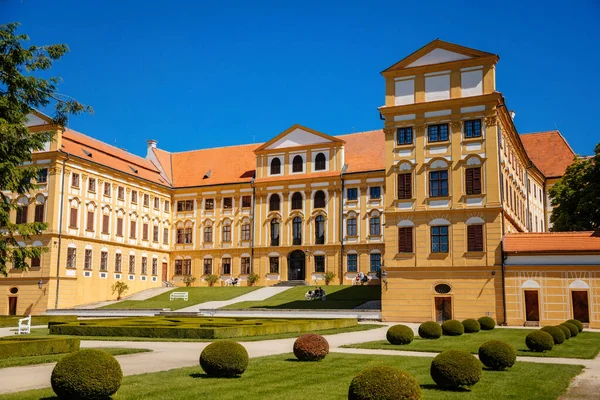 Jaromerice nad Rokytnou, Bohemya, Çek Cumhuriyeti, 06 Temmuz 2021: Parklı Barok romantik şatosu, yazın güneşli bir günde ortaçağ rönesans kalesi, bahçedeki yeşil çalılar geometrik olarak budanmış.