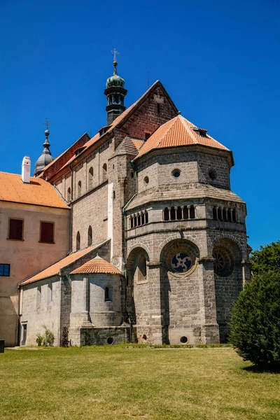Trebic, Bohemya, Çek Cumhuriyeti, 06 Temmuz 2021: Tarihi merkezli ortaçağ kalesi, St. Procopius Bazilikası ve Romanesque Gotik tarzı, Benedictine bitki bahçesi, güneşli yaz günü..