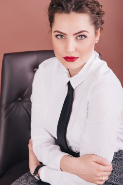 Ofiste dizüstü bilgisayar kullanan genç iş kadın portresi