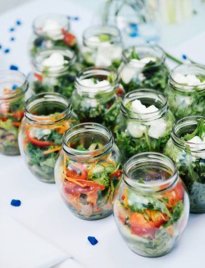 Taze sebzelerin porsiyonu beyaz bir masada şenlik sunar.