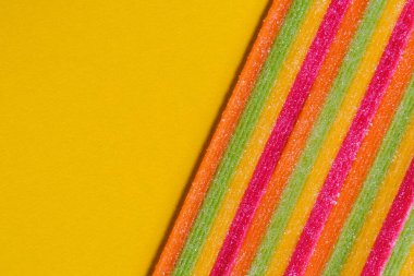 Parlak, lezzetli, ekşi, şeker desenli, arka plan sarısı.