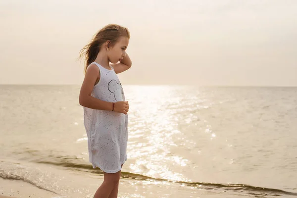 Zomervakantie Mooi Meisje Rustend Het Strand Aan Het Water — Stockfoto