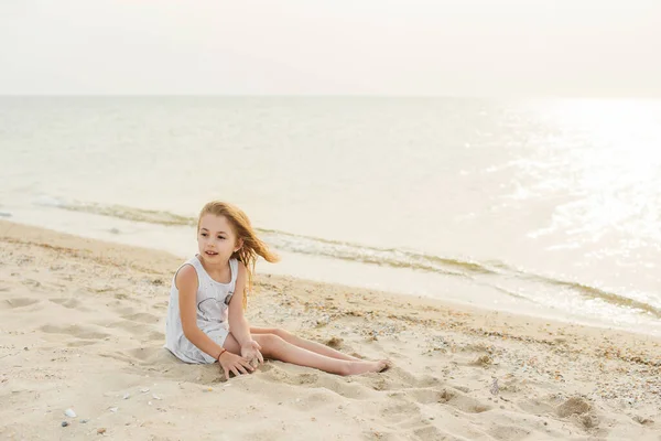 Sommerurlaub Entzückendes Mädchen Strand Der Nähe Des Wassers — Stockfoto