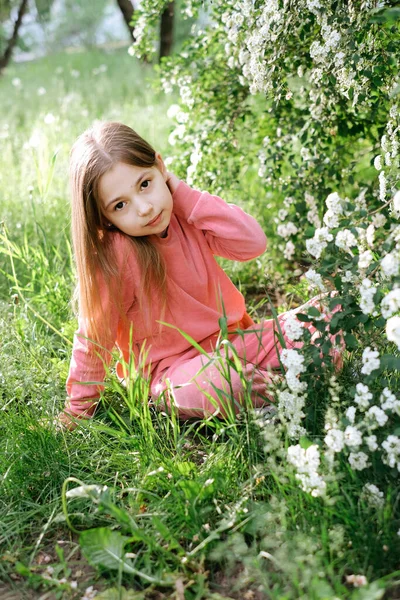 Menina Gentil Terno Veludo Rosa Primavera Parque Perto Arbusto Florido — Fotografia de Stock