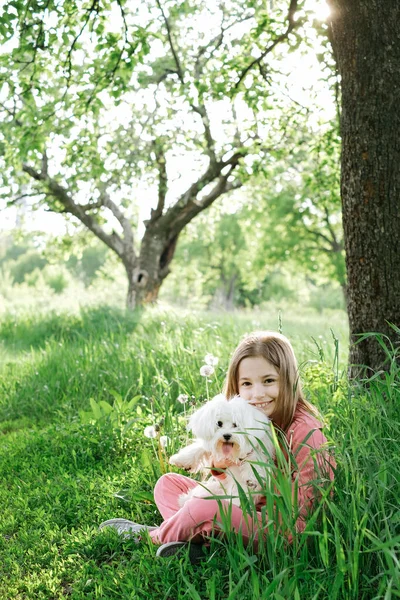 Klein Meisje Met Een Maltese Pup Buiten Zomer — Stockfoto