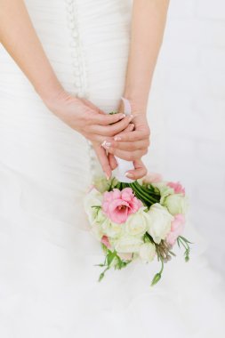Gelinin elinde düğün buketi